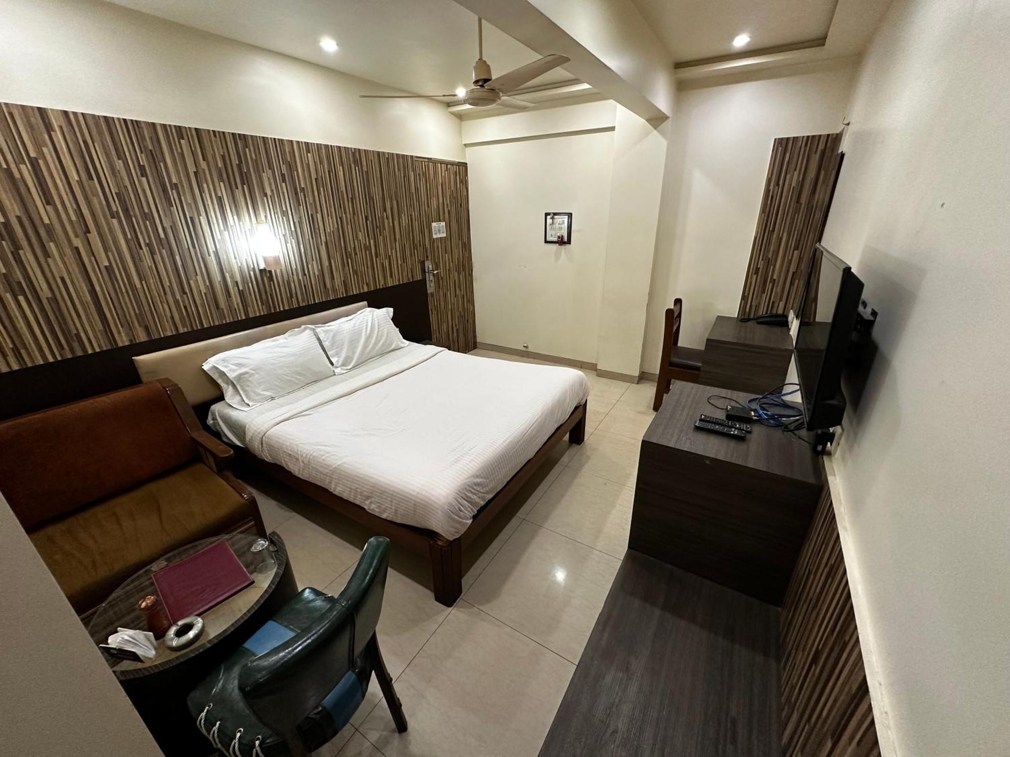 The Saffron Suites Sasupāda Kültér fotó