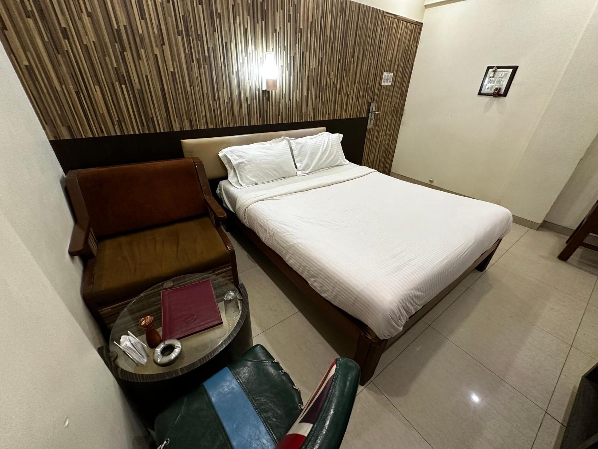 The Saffron Suites Sasupāda Kültér fotó
