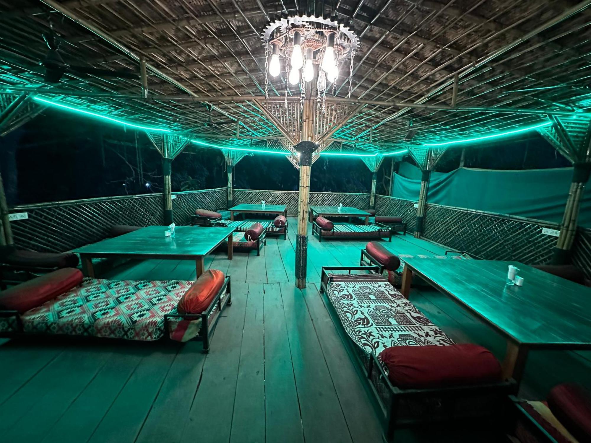 The Saffron Suites Sasupāda Kültér fotó