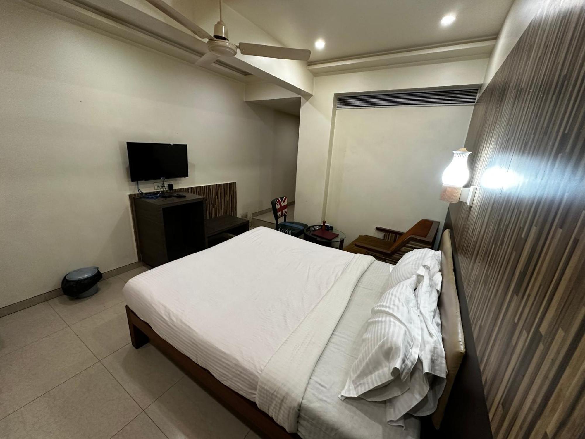 The Saffron Suites Sasupāda Kültér fotó
