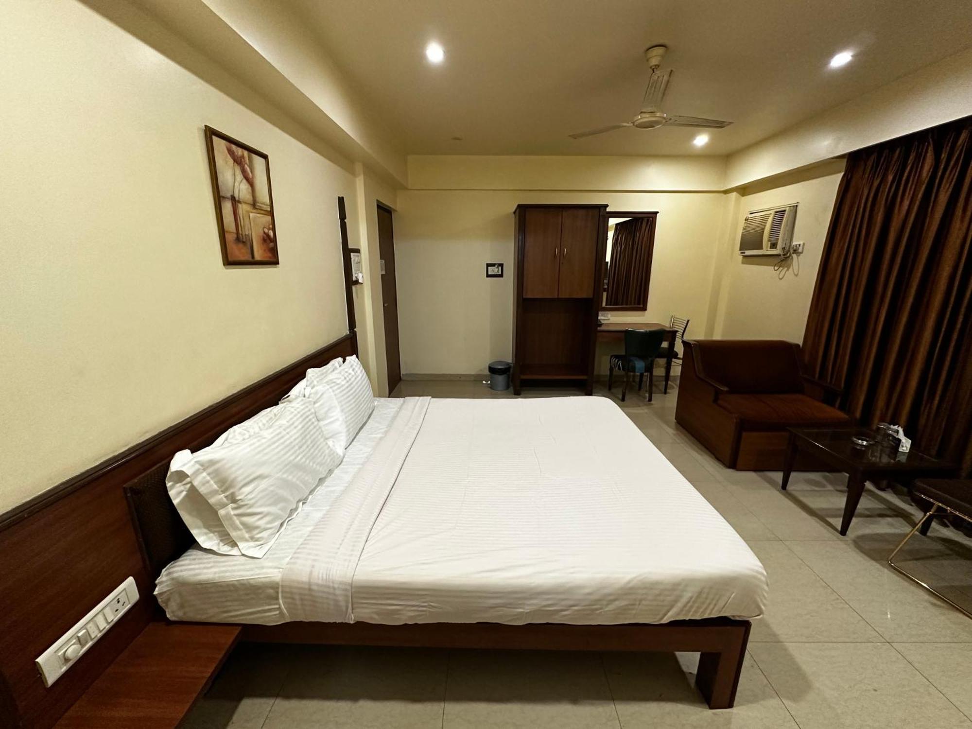 The Saffron Suites Sasupāda Kültér fotó