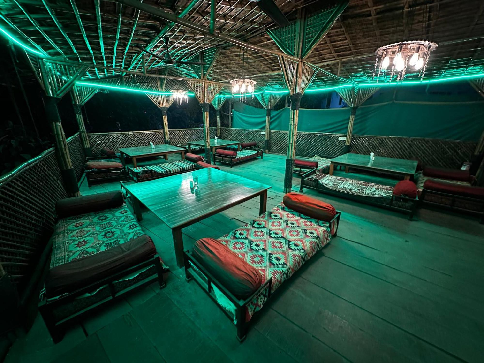 The Saffron Suites Sasupāda Kültér fotó