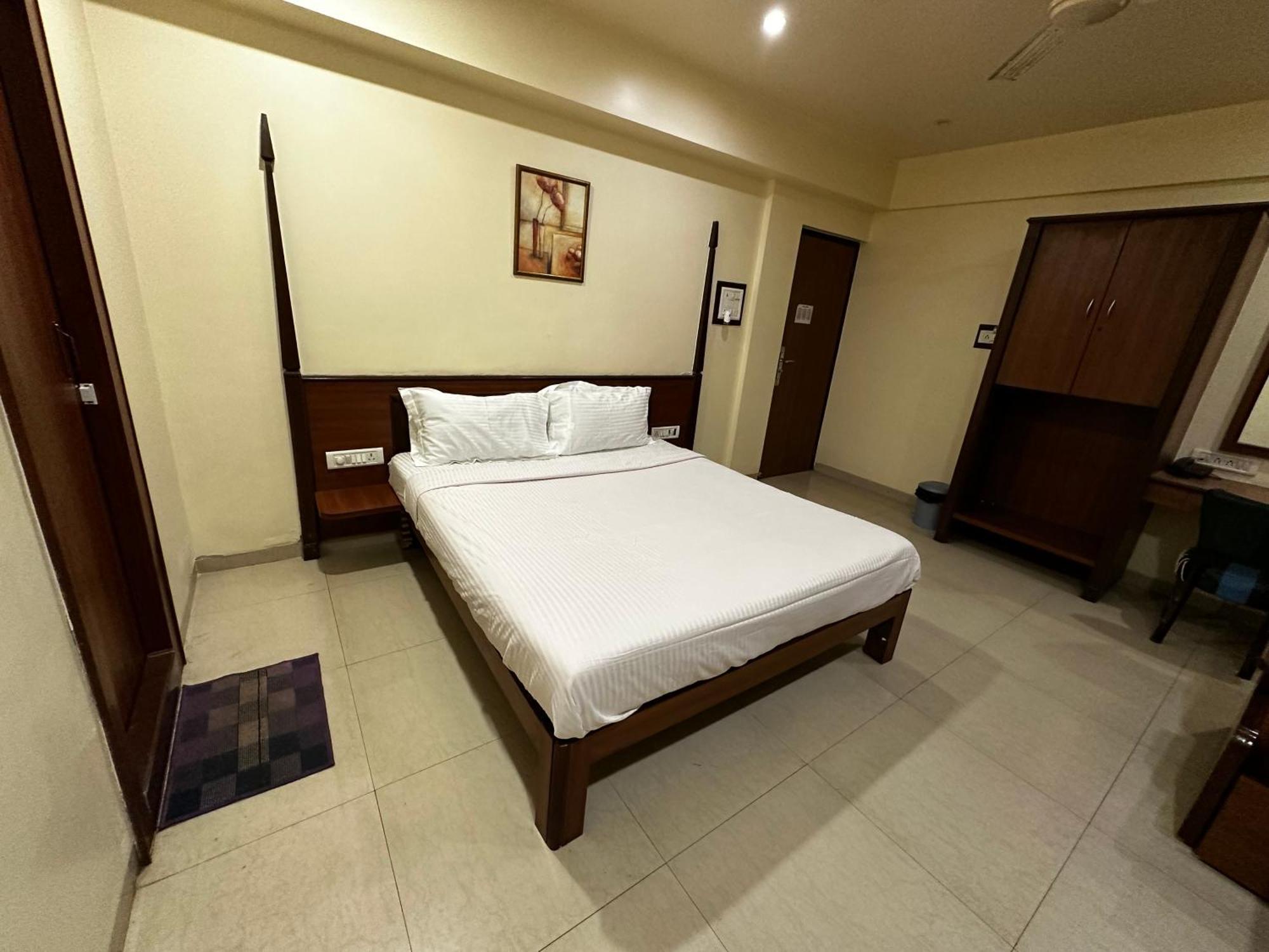 The Saffron Suites Sasupāda Kültér fotó